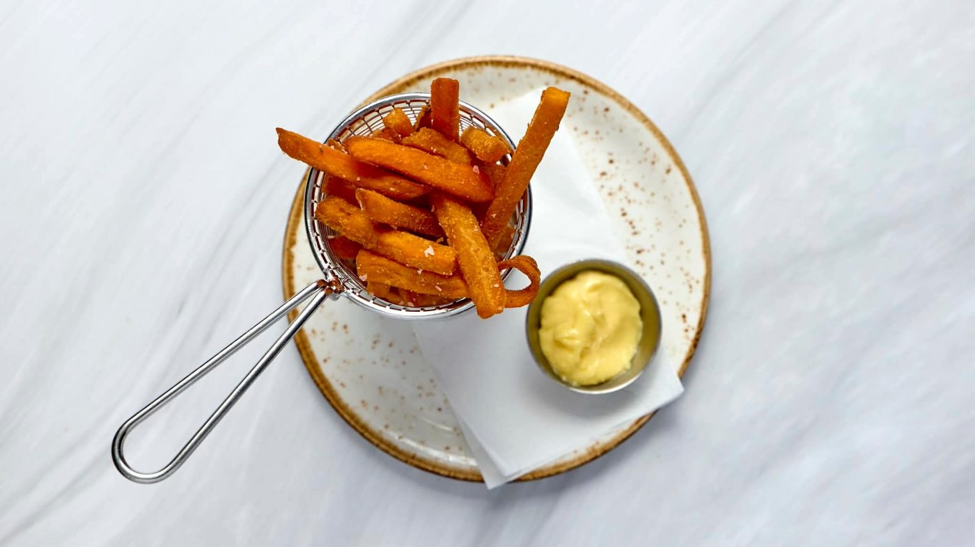Sötpotatispommes med aioli